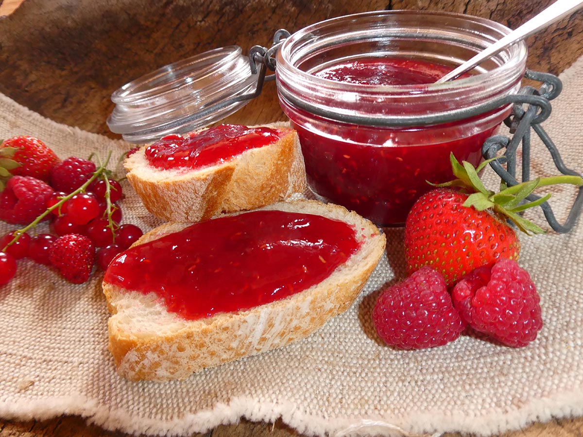 Brötchen mit frischer Marmeldade