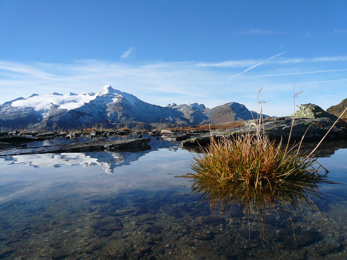 Lago di montagna in autunno